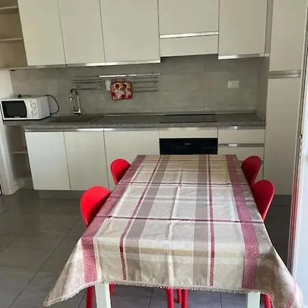 Monolocale Al Porto Apartment *